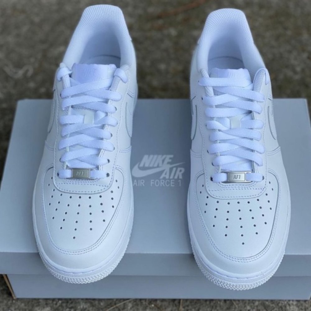 NIKE AIR FORCE 1 Triple White Sneakers Shoes - Picture 5 of 6